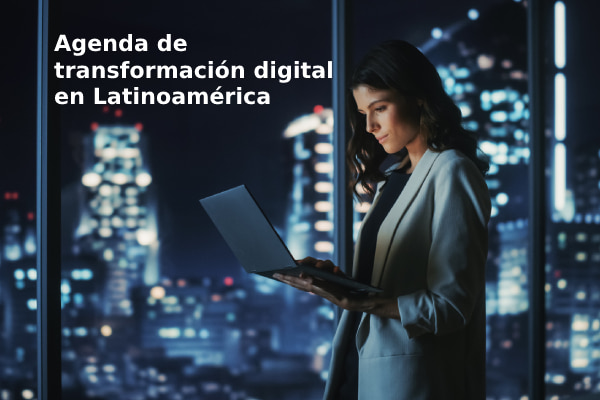 Mujer revisando un computador portatil, y a su lado un texto de "Agenda de tranformación digital en Latinoamérica"