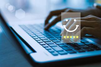 Usuario mostrando su satisfacción por internet